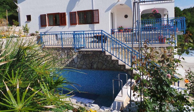 Studio with pool and air conditioning