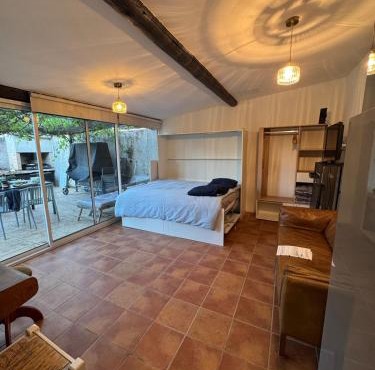 Studio with pool and quiet, non-shared garden, 1 lit double