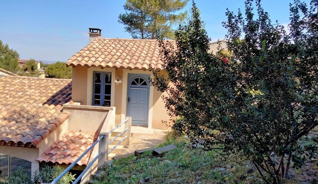 Studio with pool on the Provencal hills