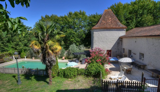 Studio with private garden and terrace and swimming pool