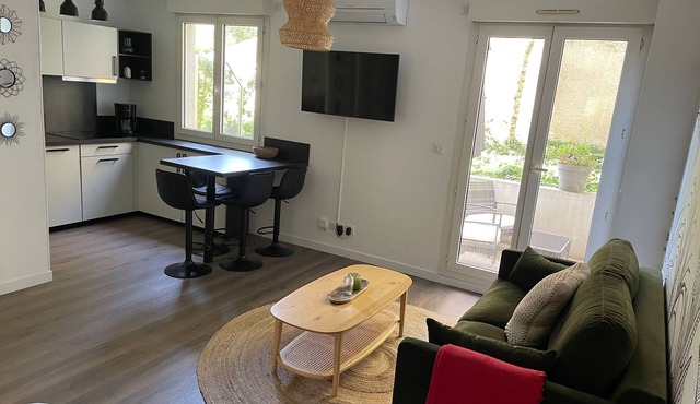 Studio with private outdoor living in Part Dieu