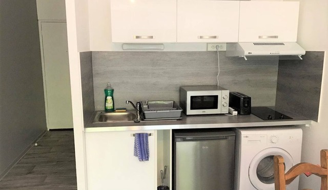 Studio with Private Parking - 15 min from the train station