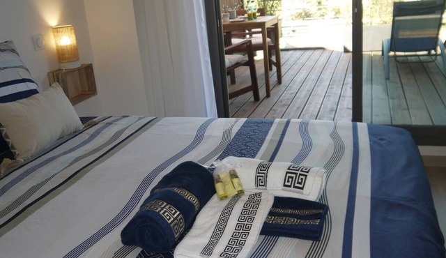 Studio with private terrace and swimming pool. 15 minutes from the historic center of Aix-en-Provence