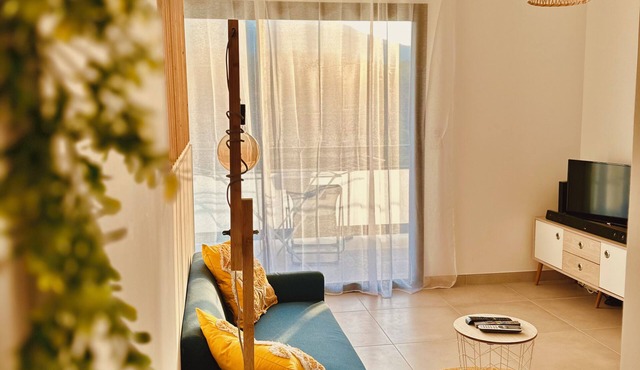 Studio with separate bedroom. Quiet and close to the sea