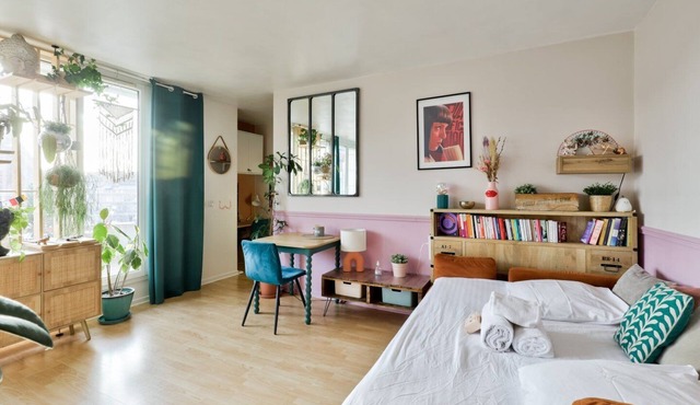 Studio with terrace & parking just outside Paris