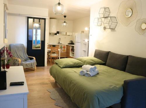 Studio with Terrace near RER A and L to Paris & La Défense