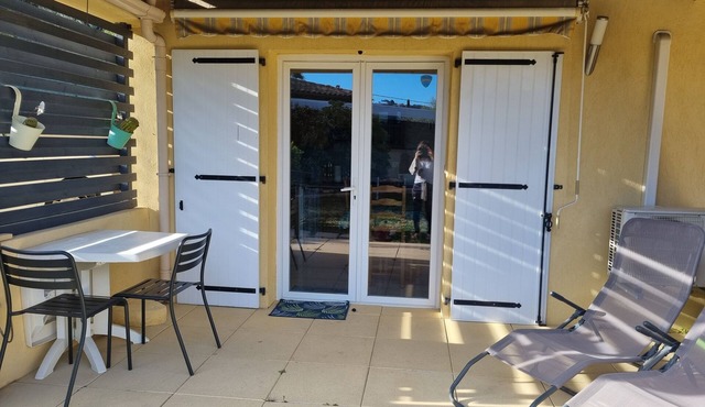 Studio with terrace in Carros near the sea and mountains.