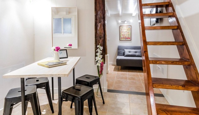 Studio with the bedroom in a high ceiling. Fully equipped with internet