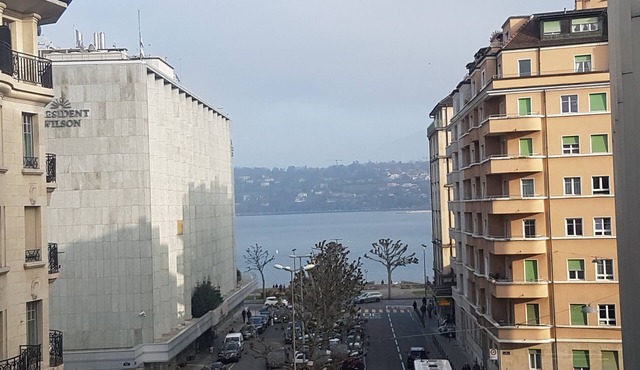 STUDIO WITH VIEW OF LAKE GENEVA