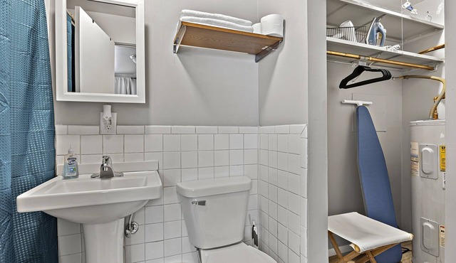 Studio1116E/PetFriendly/WIFI/BigTV/PKG/nearDowntown Aurora.