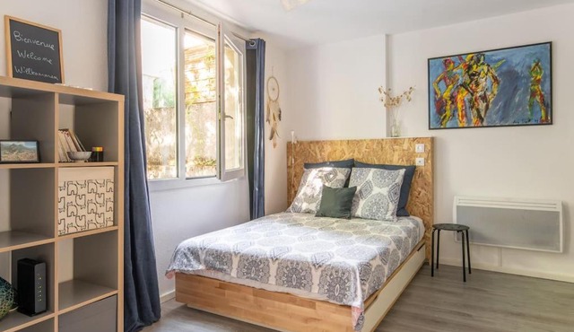 Studios avec parking, clim, balcon, proche tram