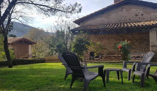 Study in a rural house within the natural park of the volcanoes. garden and pool