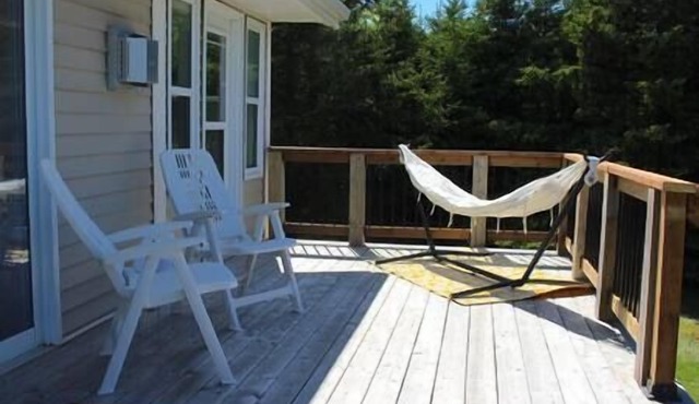 Stukely Cottage with Private Beach Access
