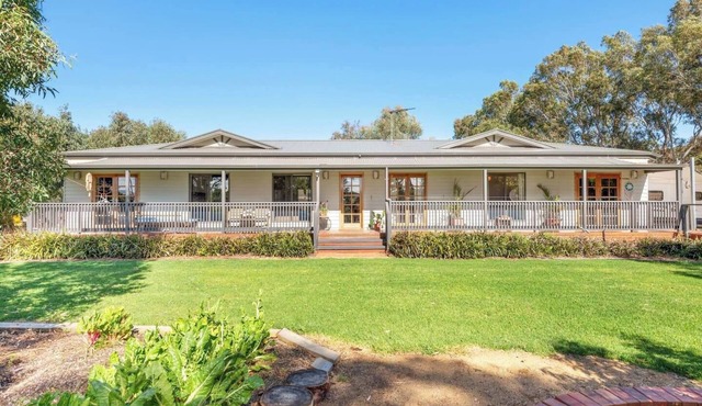 Stump Hill Estate A Unique Stay with Mini Golf