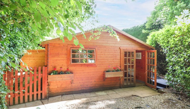 STUMPS CROSS LODGE, pet friendly, with a garden in Winchcombe