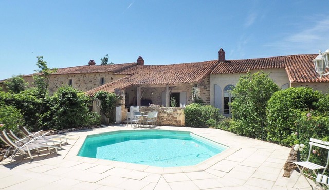 Stunning private villa for 6 guests with pool, WIFI, TV, patio, pets allowed and parking