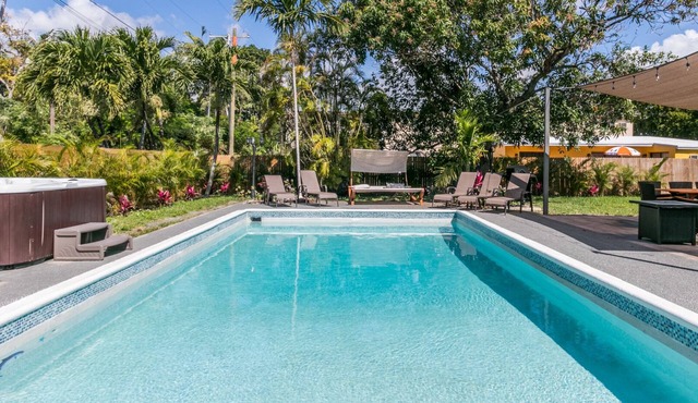 STUNING PRIVATE RESORT.10 BEDROOMS 6 FULL BATHS. HEATED POOL .HOT TUB.