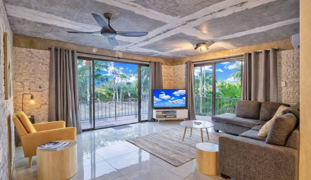 Stunner 2 min walk to beach & cafes