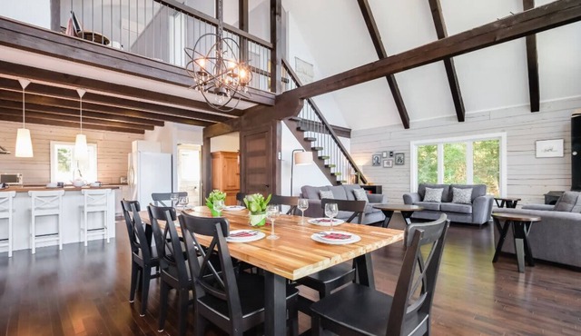 Stunning waterfront getaway w/ hot tub, sleeps 14!