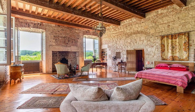 Stunning Chateau w/ Heated Swimming Pool Sleeps 20