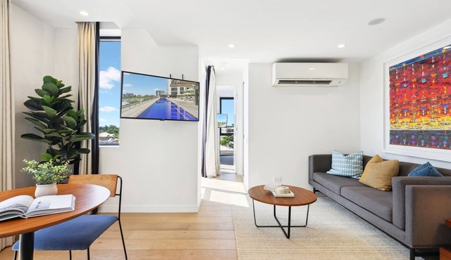 Stunning 1-Bed by Victoria Park with Pool & Gym