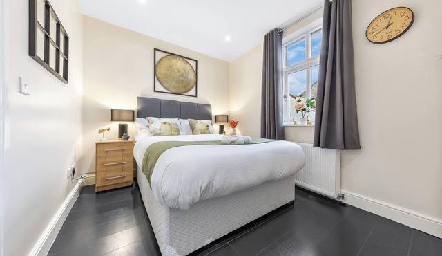 Stunning 1-Bed Flat- London City-Sleeps 4- Parking Available- Book Instantly!