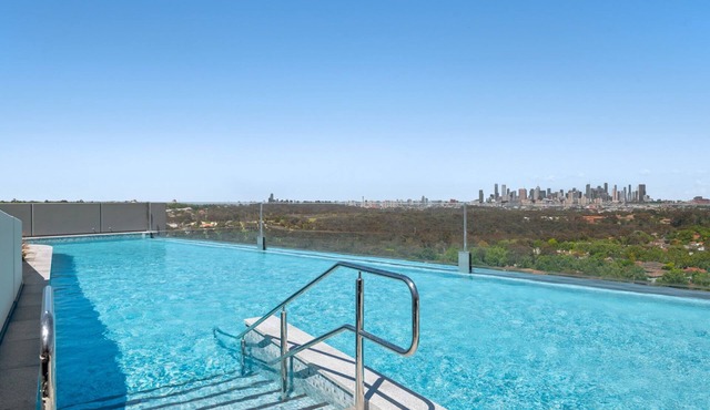 Stunning 1-Bed with City Views and Amenities