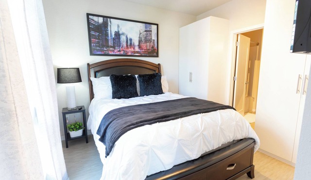 Stunning 1-Bedroom Apartment+Super Fast WiFi+In-Unit W/D+Roku TVs+Walk to Uptown