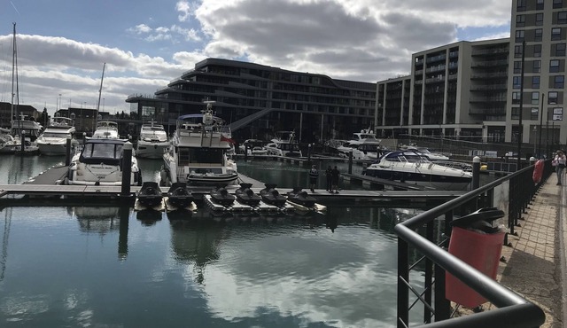 Stunning 1 SuperKing Bed Flat With Waterfront View