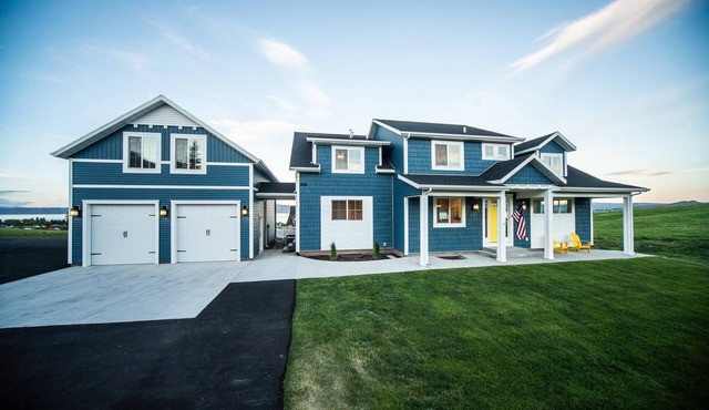 Stunning 10 bedroom Lakeview Retreat! In the middle of Garden City! Ideal Beach!