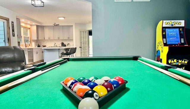 Stunning 12-person Home ~Game Room~Pet Friendly