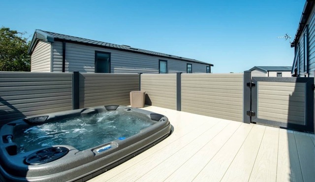 Stunning 13ft-wide holiday home with one double with en-suite shower and one twin.