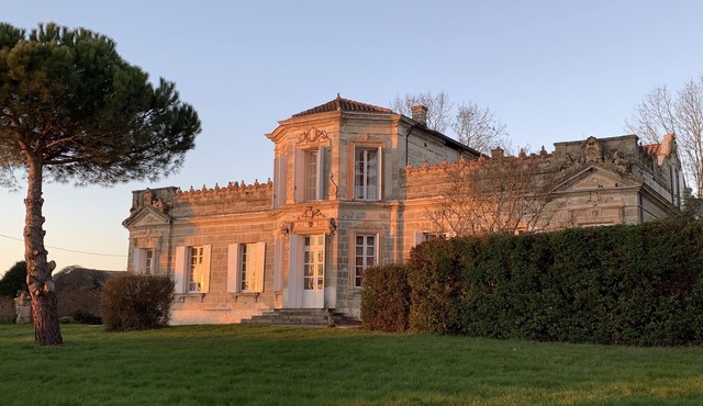 Stunning 16c. Manor - Pickleball, Bocce Ball, Swimming Pool - up to 10 people