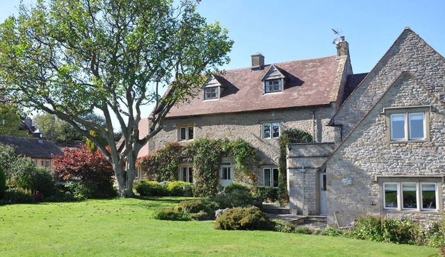 Stunning 16th Century Manor House, Sleeps 12, Garden, Games Barn, Walk to Pub