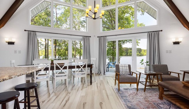 Stunning 180° Lake Views, Kerr Lake Retreat