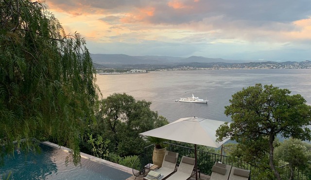 Stunning 180º view of the sea and bay of Cannes, 100 m away from the sea, pool
