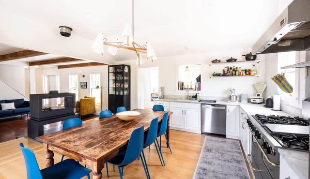 Stunning 1860 Farmhouse, Private Pond & Hot Tub!