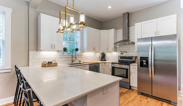 Stunning 1890's Home - Sleeps 8!