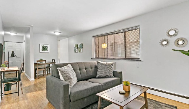 Stunning 1BR Apartment at Center of Lakeview - Oakdale 211
