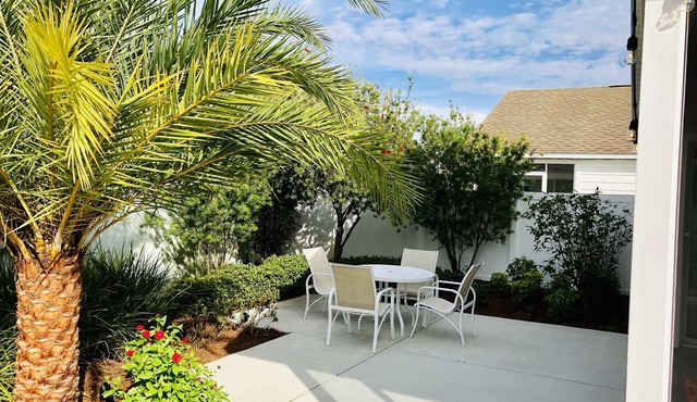 Stunning 2/2 Villa in Creekside Landing adjacent to Lake Sumter Landing w/Cart