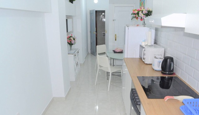 Stunning 2 Bedroom Apartment Fully Refurbished With Air-conditioning