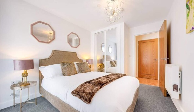 Stunning 2 Bed 1 Bath Flat in Central Redhill