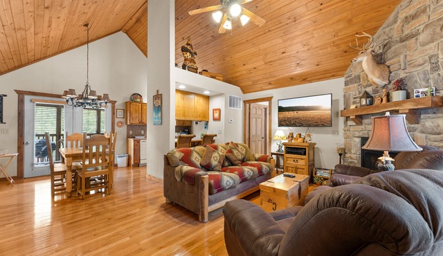 Stunning 2 bed, 2 bath lodge located at Stonebridge Resort! Close to Branson!