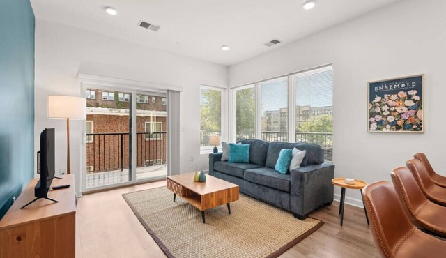Stunning 2 Bed/2 Bath | CLE Clinic | Balcony