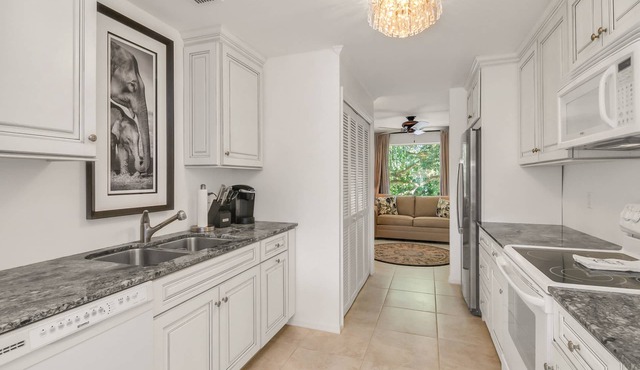 Stunning 2 Bed 2Bath+Den Minutes Away From Beautiful White Sand Beaches