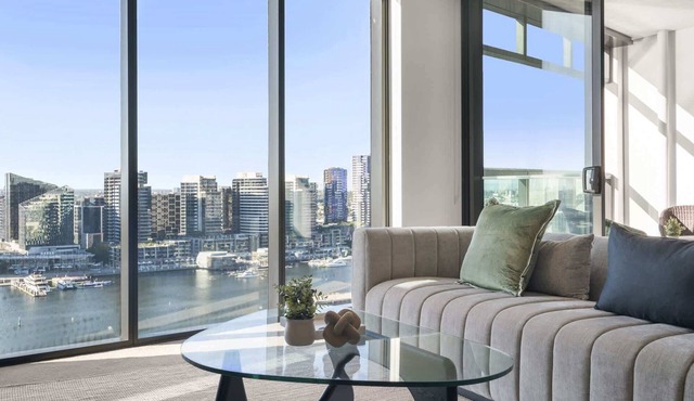 Stunning 2-Bed Apartment with Water Views