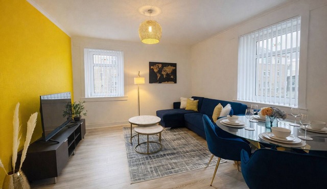 Stunning 2-Bed Apartment in Greenock - Sleeps 6