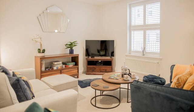 Stunning 2 Bed with Private Patio and Free Parking