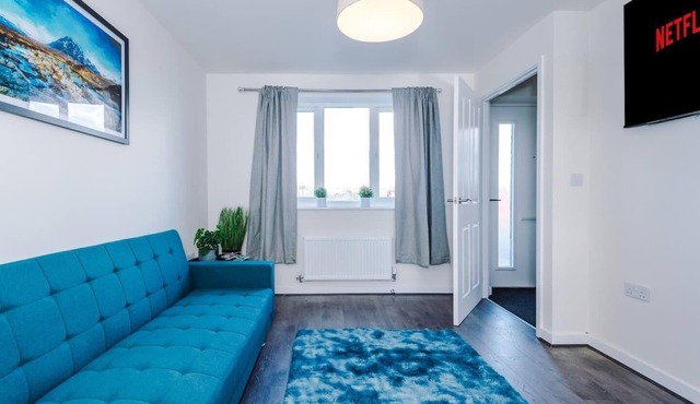 Stunning 2-Bed House in Manchester with Canal view