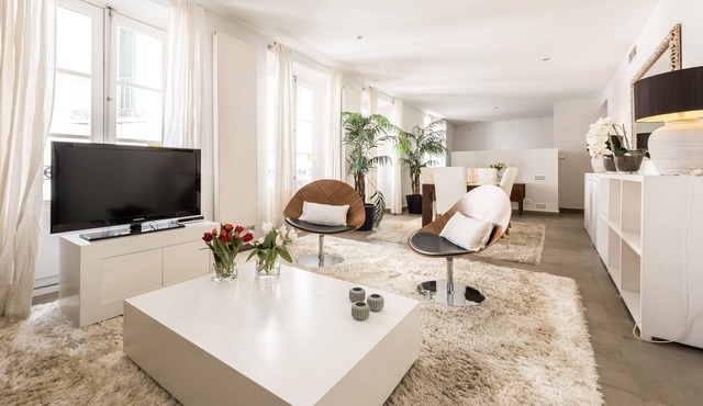 Stunning 2 Bed near Royal Palace!
